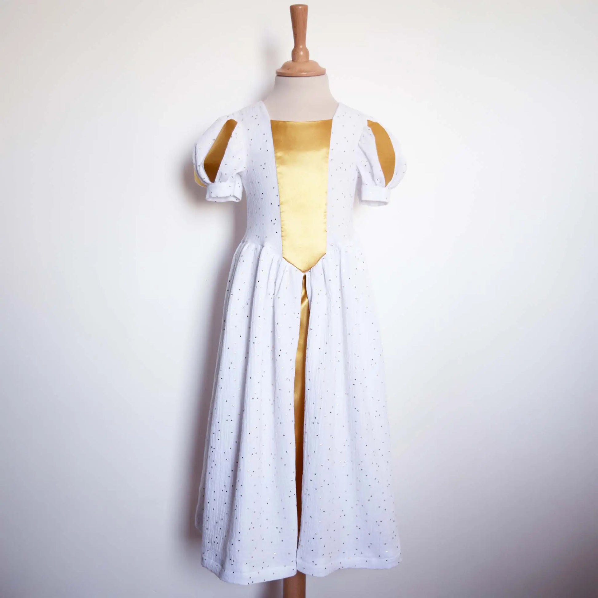 Robe de princesse enfant sur mannequin sans jupon pour un tombé naturel – patron de couture Margaux de Kandix