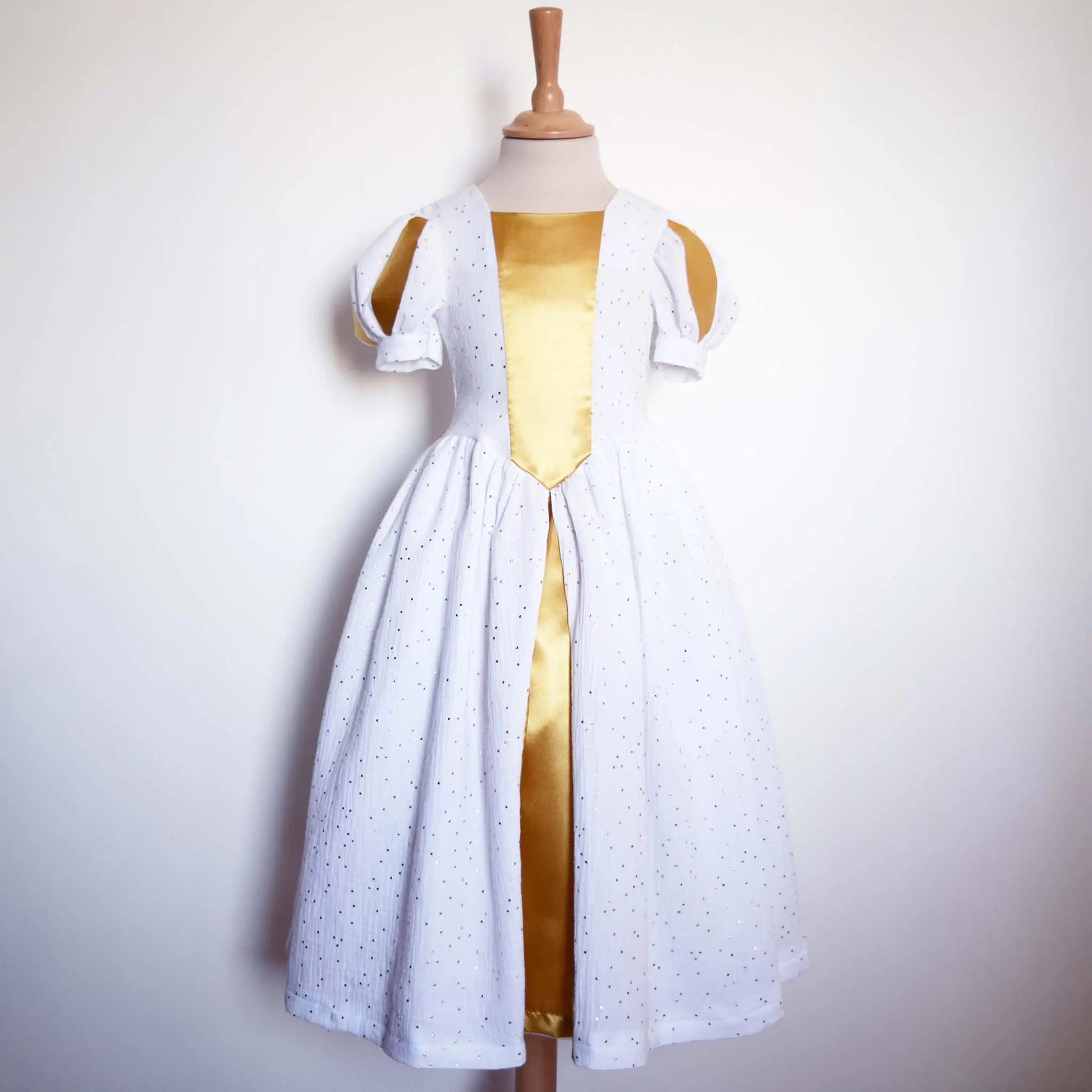 Robe de princesse enfant blanche et dorée portée avec jupon pour plus de volume – patron de couture Margaux de Kandix