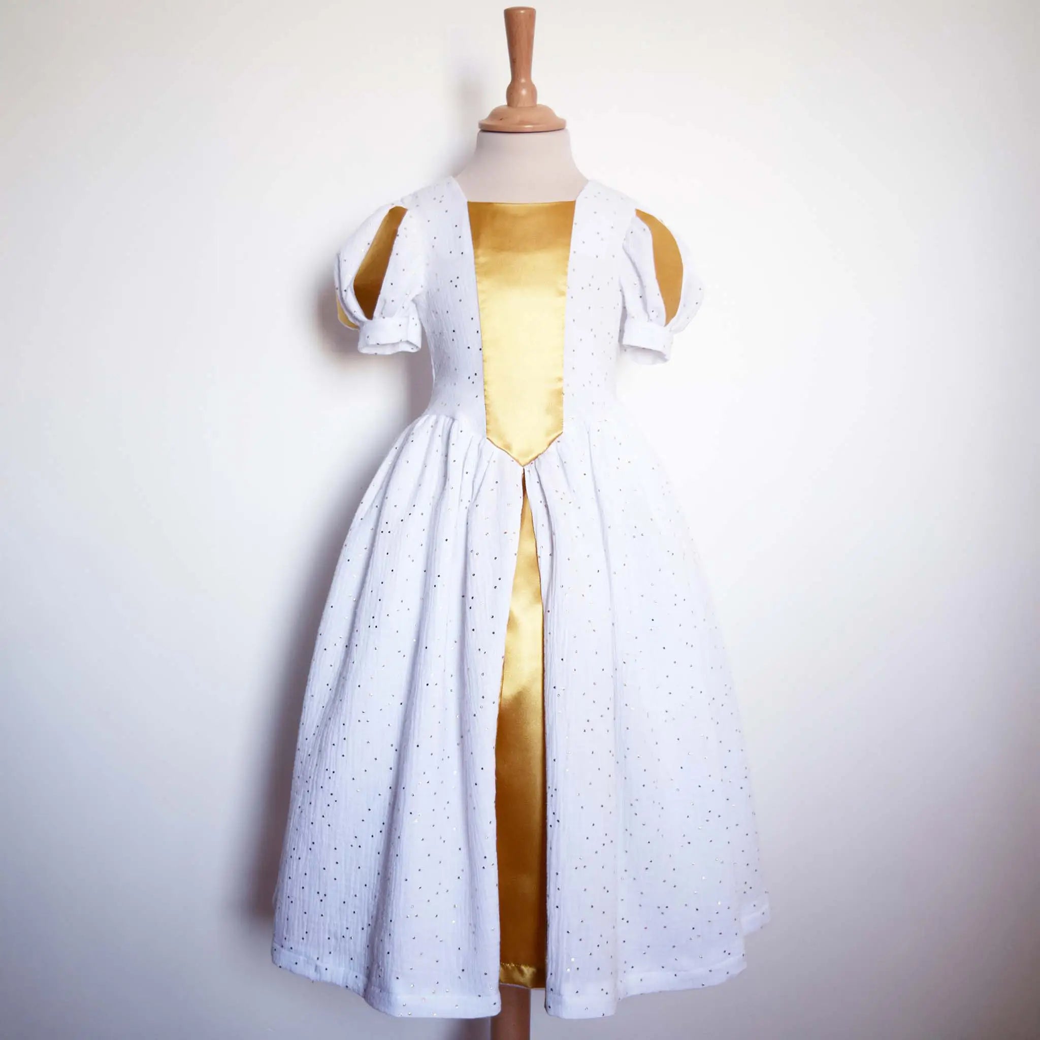 Robe de princesse enfant blanche et dorée portée avec jupon pour plus de volume – patron de couture Margaux de Kandix