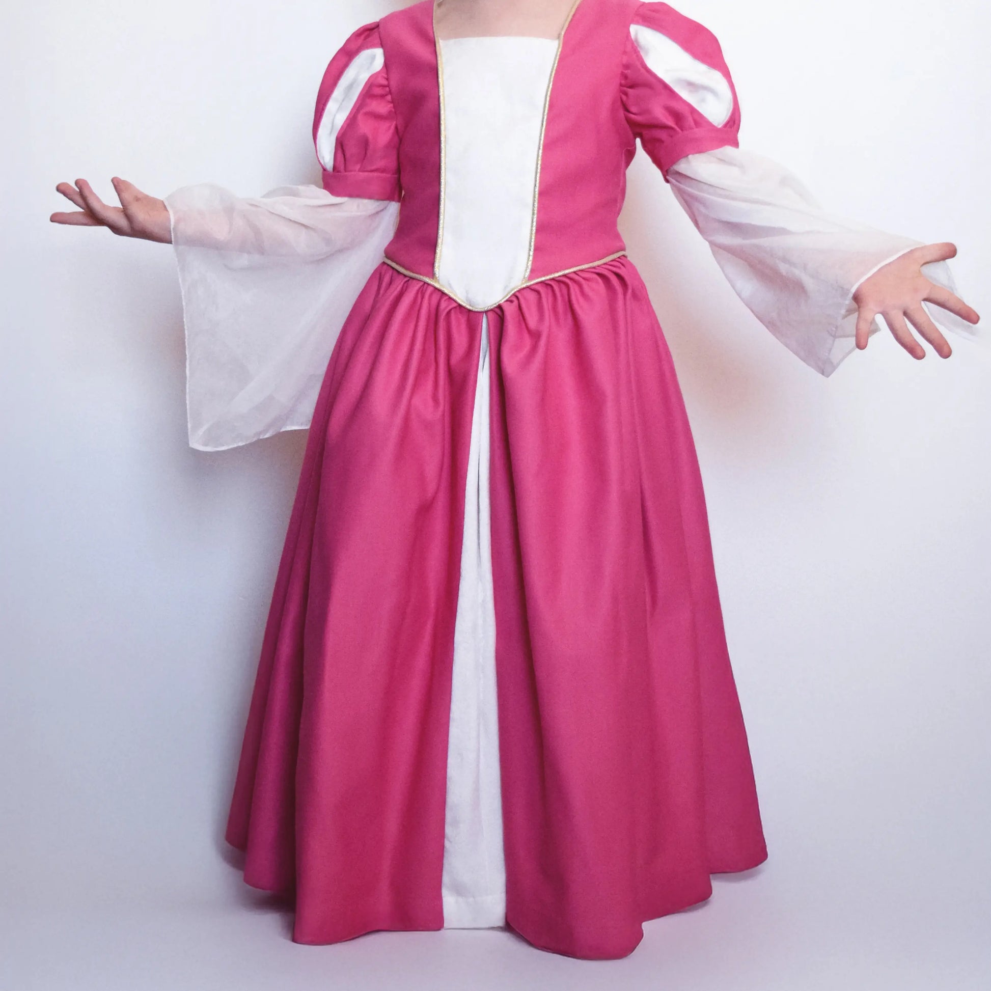 Robe de princesse rose pour enfant, vue de face avec les bras ouverts – patron de couture Margaux de Kandix