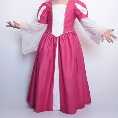 Robe de princesse rose pour enfant, vue de face avec les bras ouverts – patron de couture Margaux de Kandix