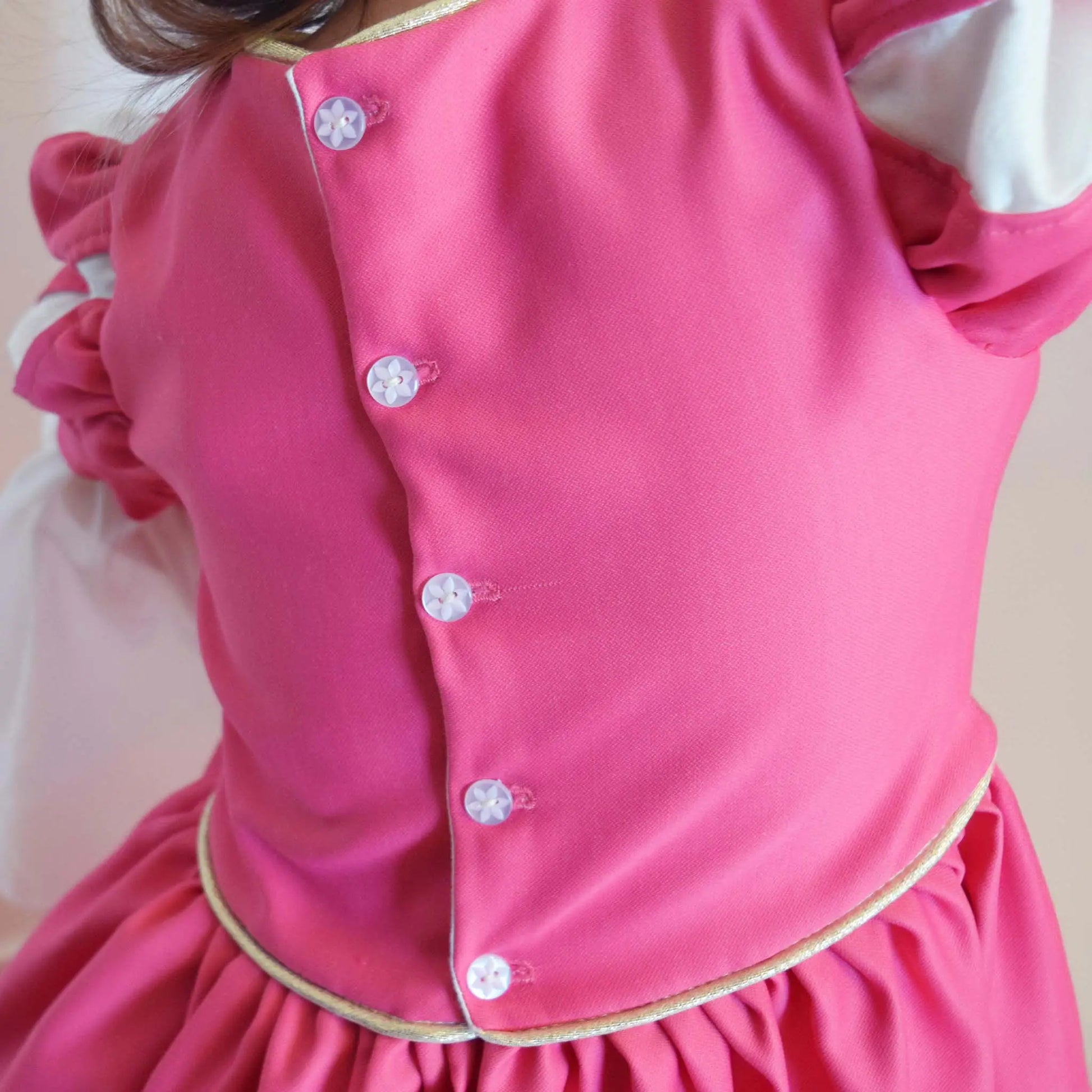 Dos d’une robe de princesse rose pour enfant avec boutons en forme de fleur – patron de couture Margaux de Kandix