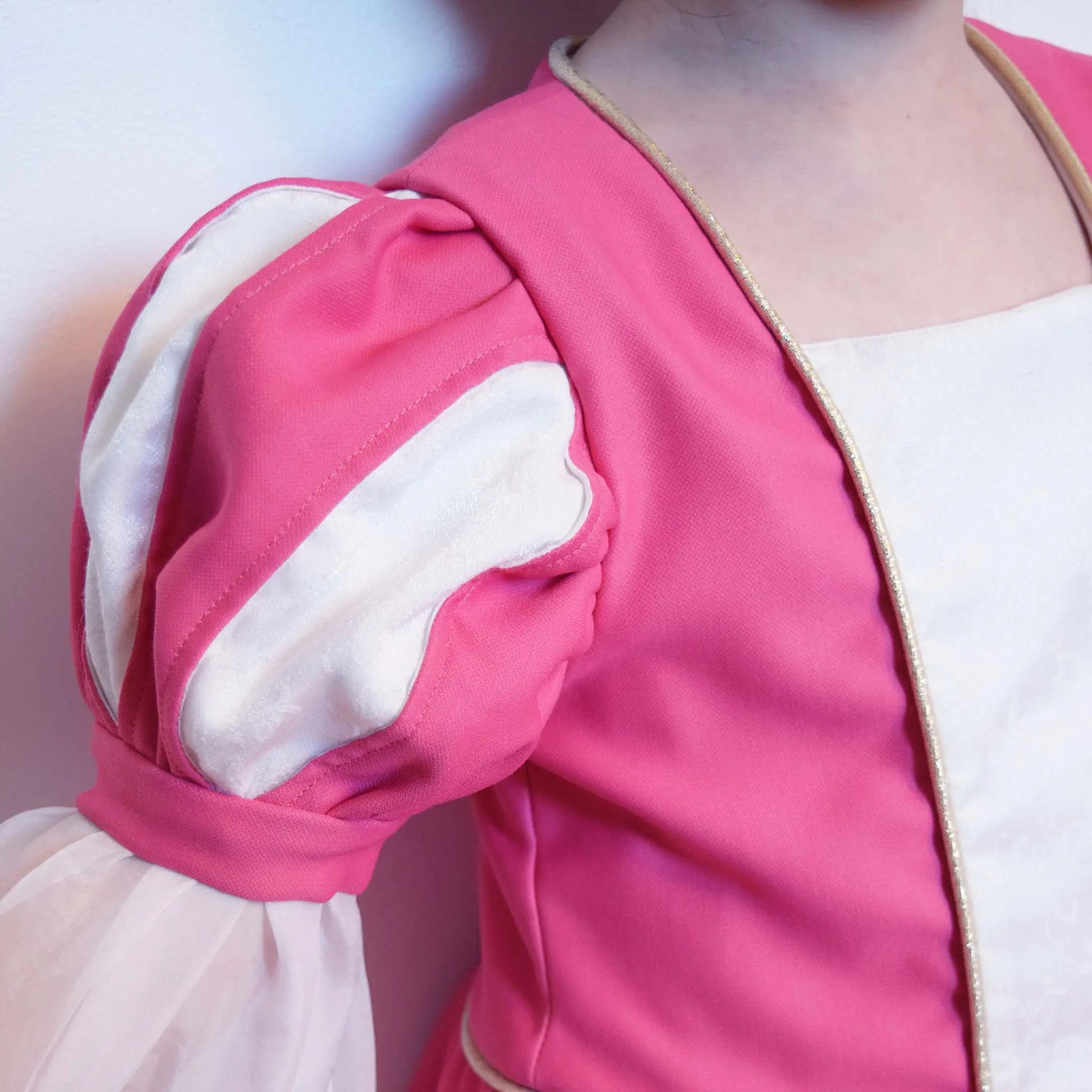 Zoom sur la manche à crevés d’une robe de princesse rose pour enfant – patron de couture Margaux de Kandix