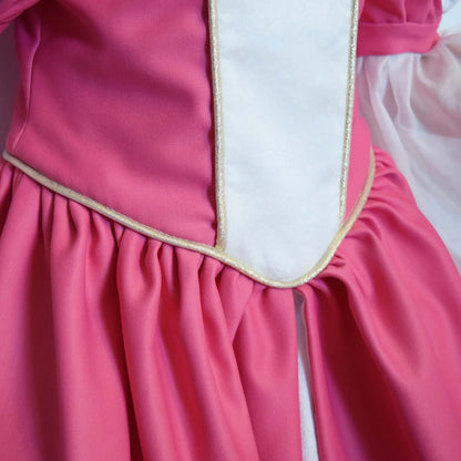 Gros plan sur la taille cintrée d’une robe de princesse enfant rose – patron de couture Margaux de Kandix