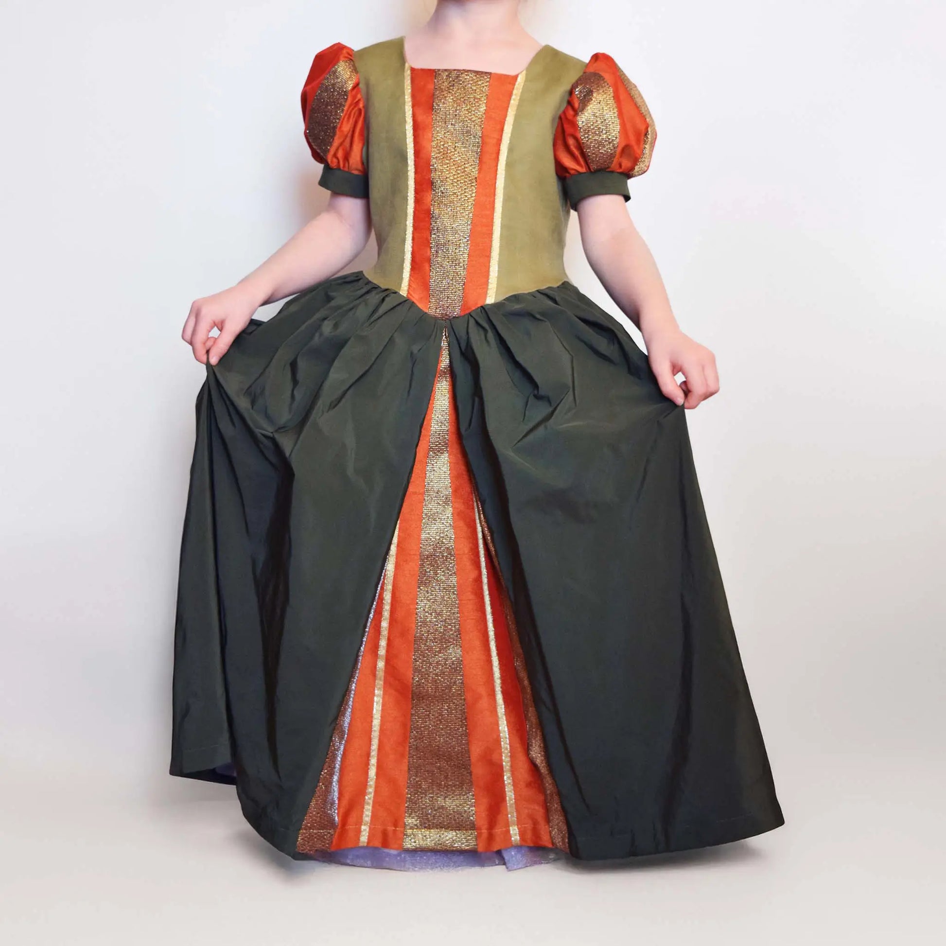 Robe princesse enfant Margaux en taffetas vert et orange tenue entre les mains – patron de couture Kandix