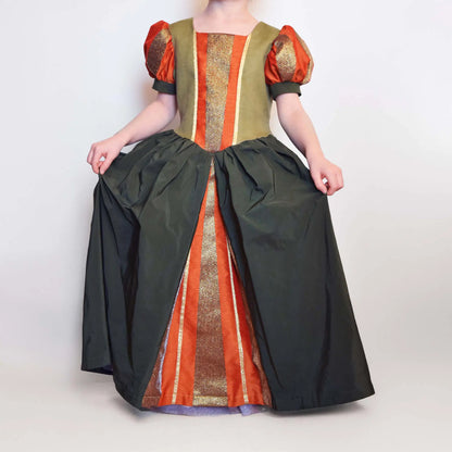 Robe princesse enfant Margaux en taffetas vert et orange tenue entre les mains – patron de couture Kandix