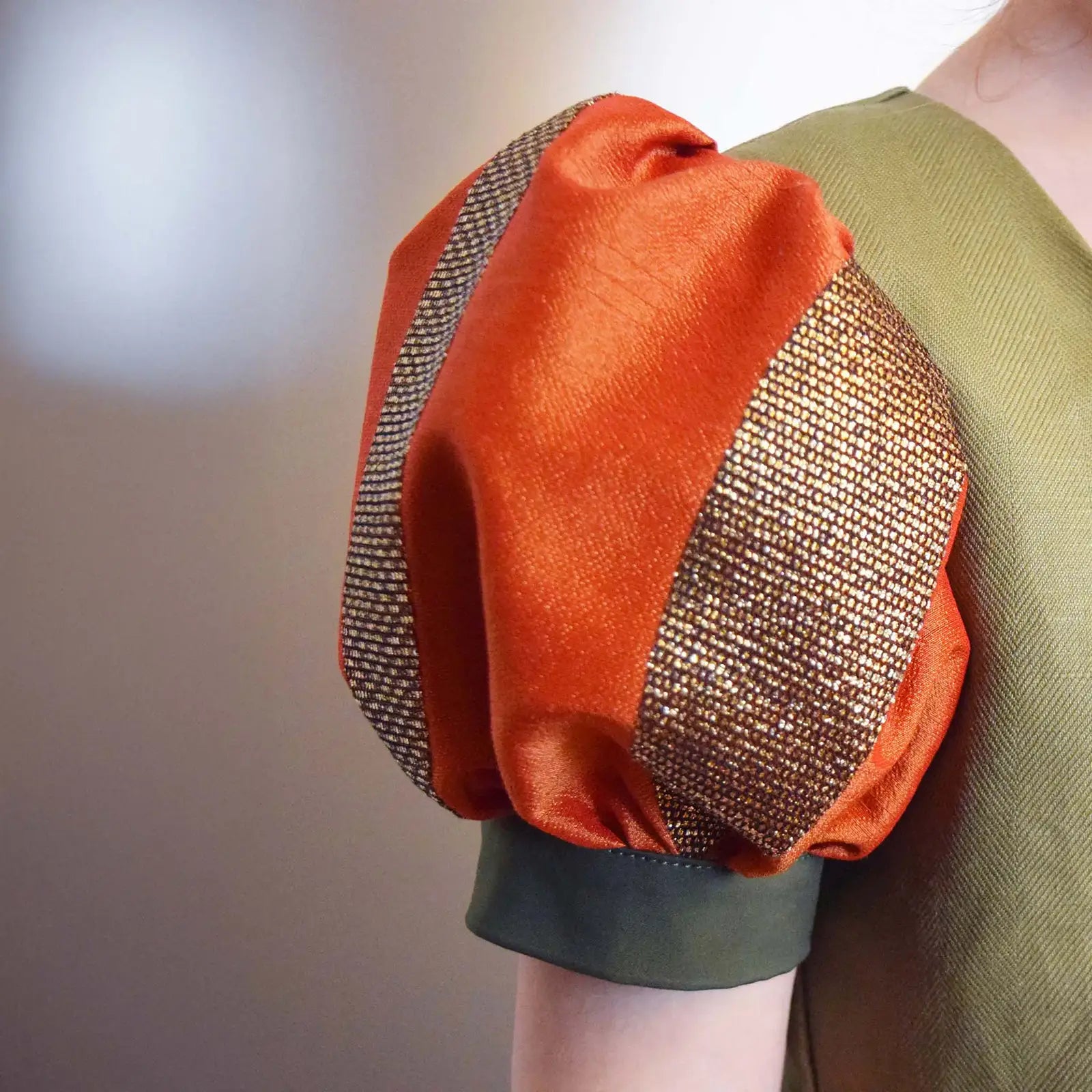 Manche ballon de la robe princesse Margaux enfant en satin orange et doré – patron de couture Kandix
