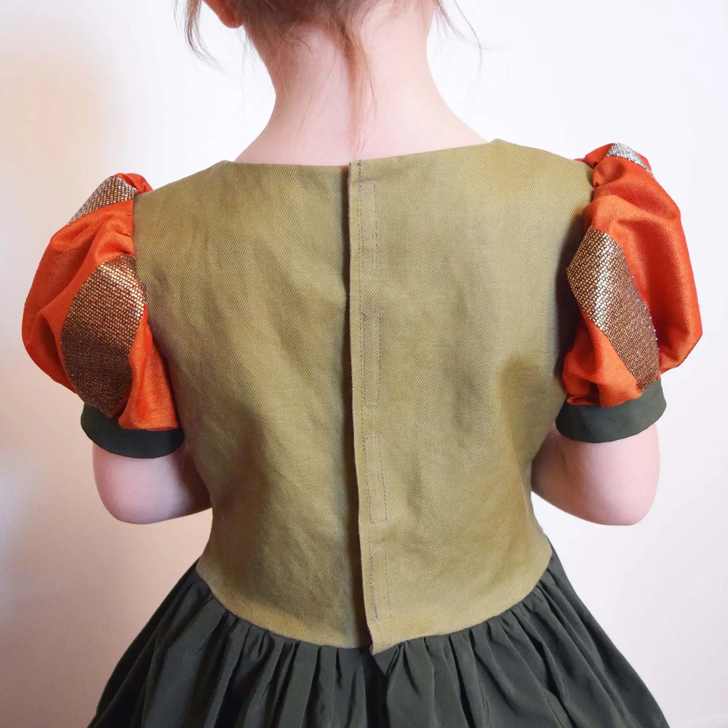 Vue dos de la robe princesse Margaux enfant avec fermeture scratch et manches bouffantes – patron de couture Kandix