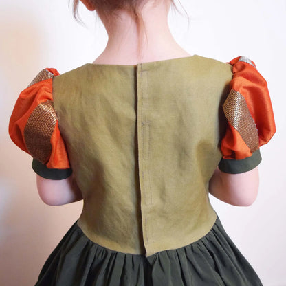 Vue dos de la robe princesse Margaux enfant avec fermeture scratch et manches bouffantes – patron de couture Kandix