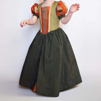 Robe princesse Margaux enfant verte et orange en mouvement profil tourné – patron de couture Kandix