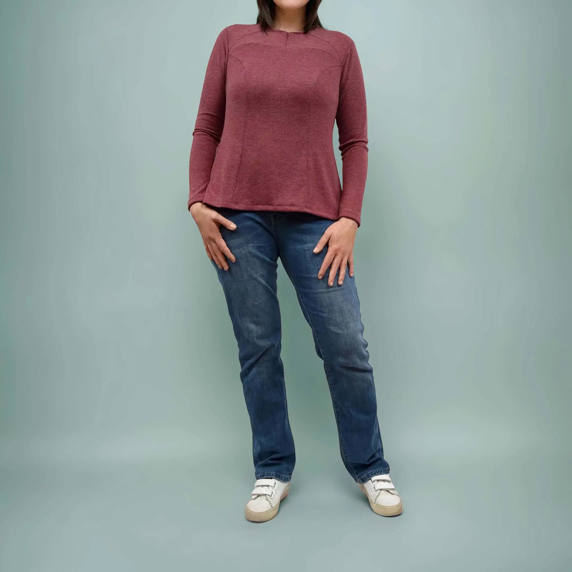Femme debout de face portant un top bordeaux manches longues et un jean – patron de couture Gaby de Kandix
