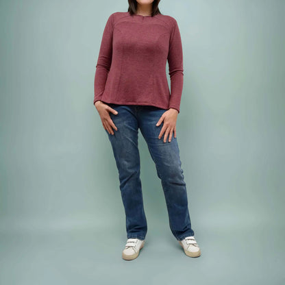 Femme debout de face portant un top bordeaux manches longues et un jean – patron de couture Gaby de Kandix