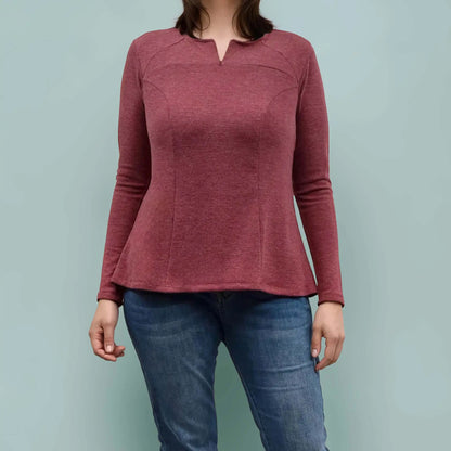 Zoom sur le haut du top bordeaux avec décolleté goutte porté avec un jean – patron de couture Gaby de Kandix