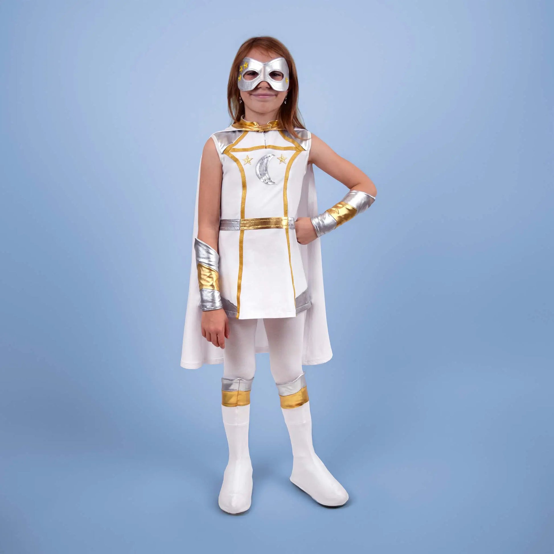 Enfant déguisé en super-héros avec masque, cape et manchettes dorées et argentées – patron de couture Kit Super Kid de Kandix