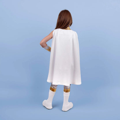 Vue dos d’un costume de super-héros enfant avec cape longue et bottes blanches – patron de couture Kit Super Kid de Kandix