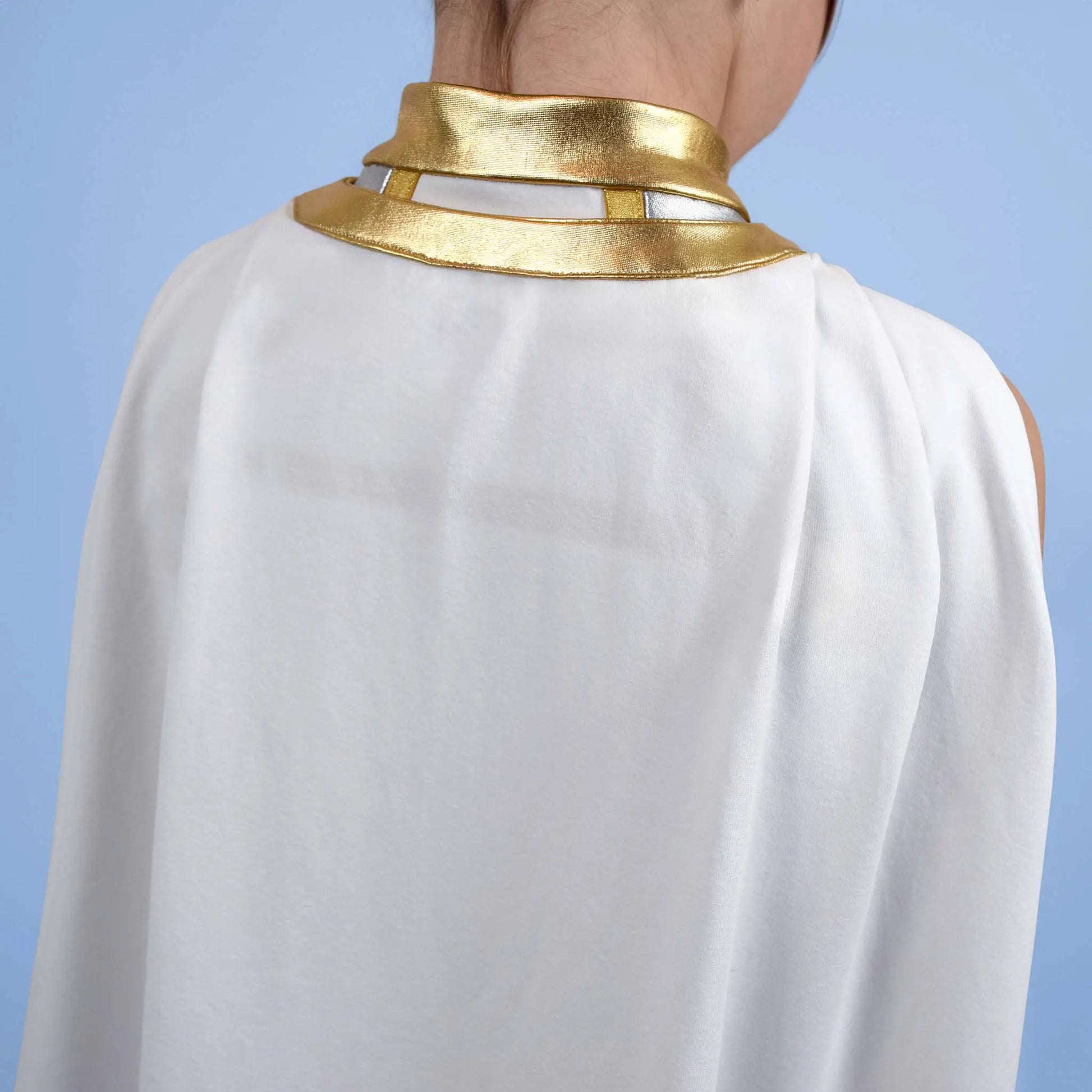 Zoom sur le col métallisé doré et la cape blanche au dos du costume – patron de couture Kit Super Kid de Kandix