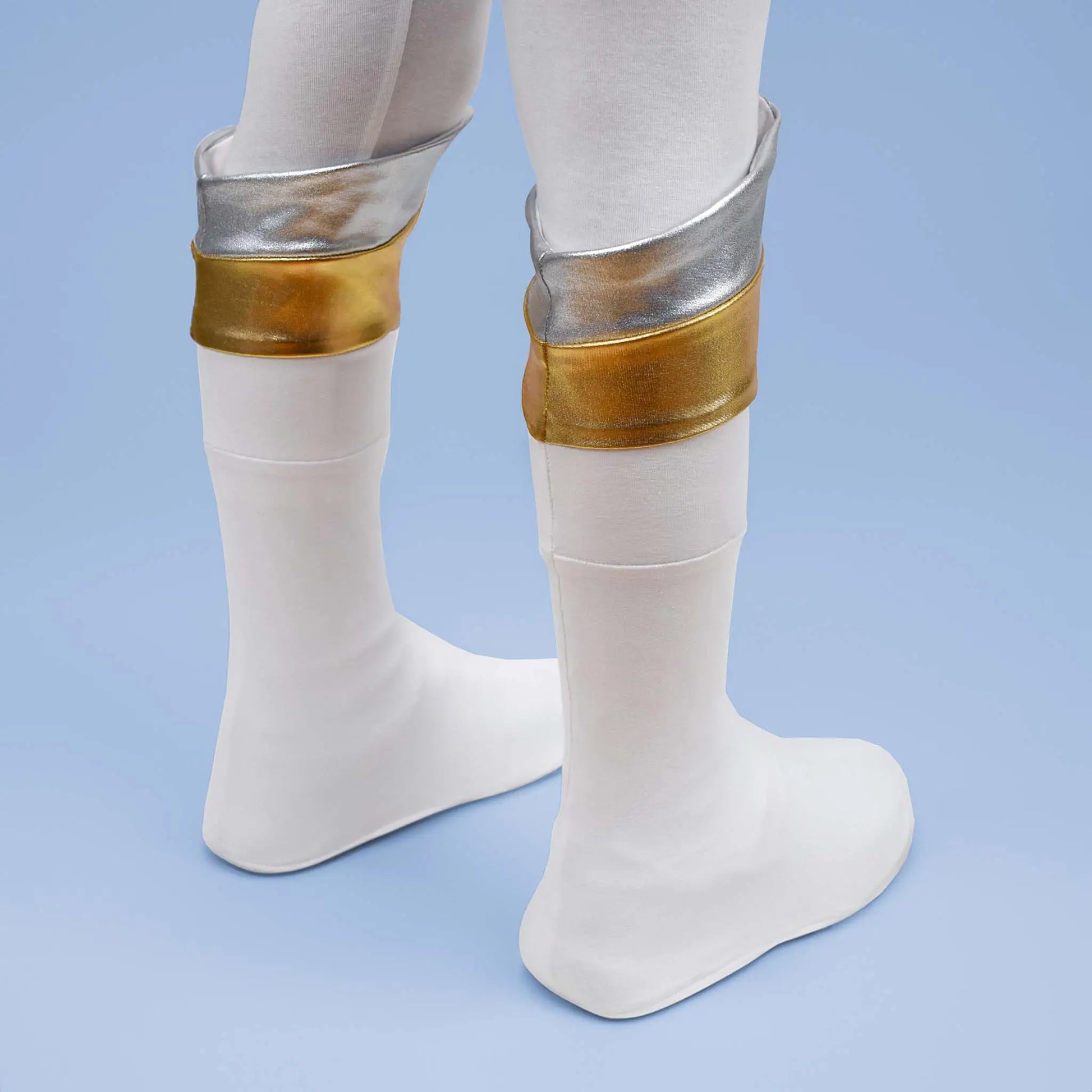 Détail des bottes blanches en jersey avec bandes dorées et argentées – patron de couture Kit Super Kid de Kandix