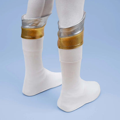 Détail des bottes blanches en jersey avec bandes dorées et argentées – patron de couture Kit Super Kid de Kandix