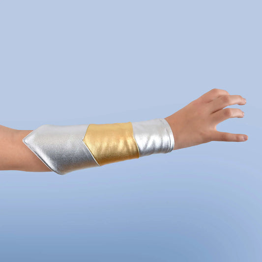 Manchette de super-héros en tissu métallisé or et argent – patron de couture Kit Super Kid de Kandix