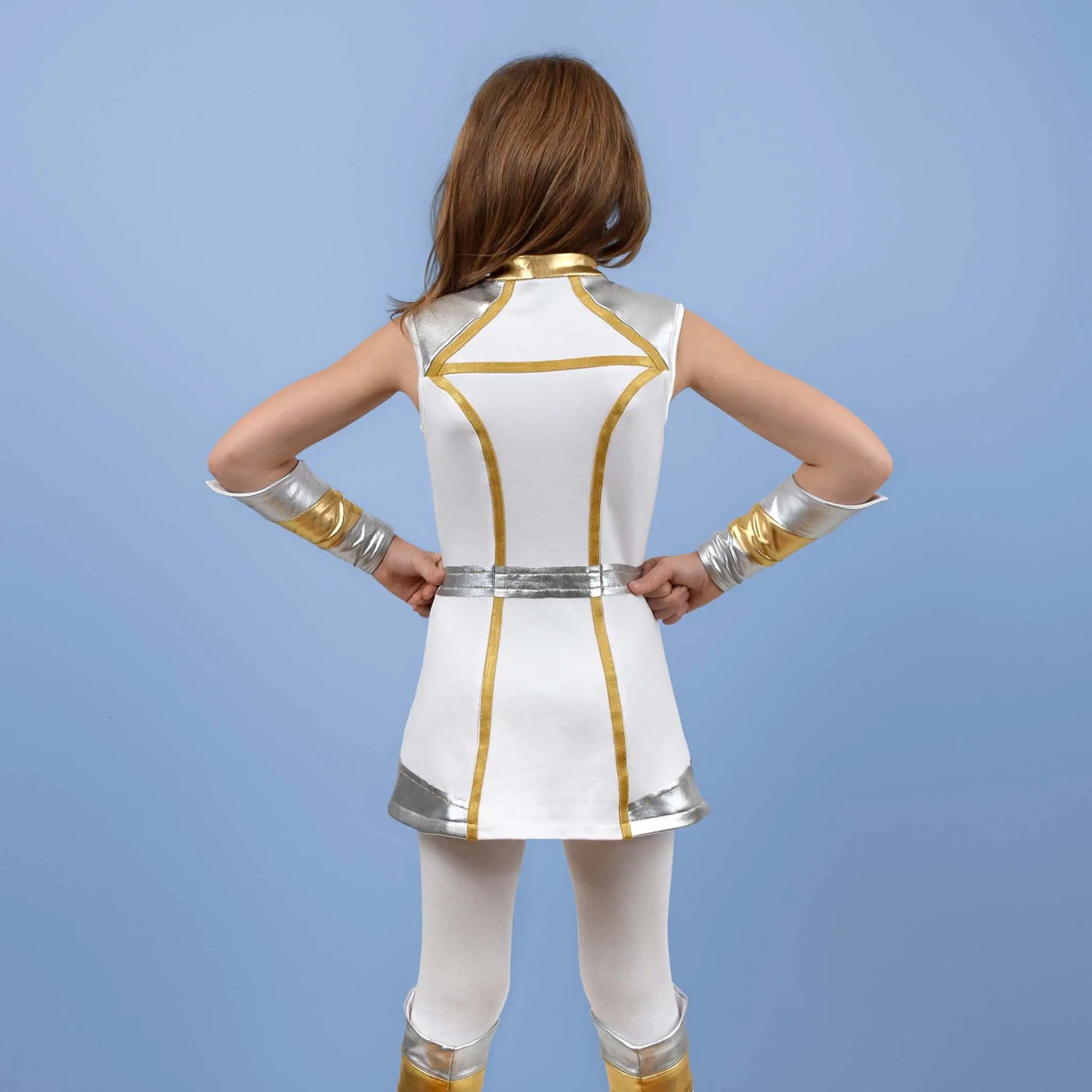 Vue dos du costume avec col métallisé et coutures dorées contrastantes – patron de couture Kit Super Kid de Kandix