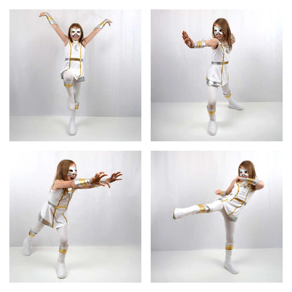 Enfant déguisé en super-héros effectuant des poses dynamiques façon combat – patron de couture Kit Super Kid de Kandix