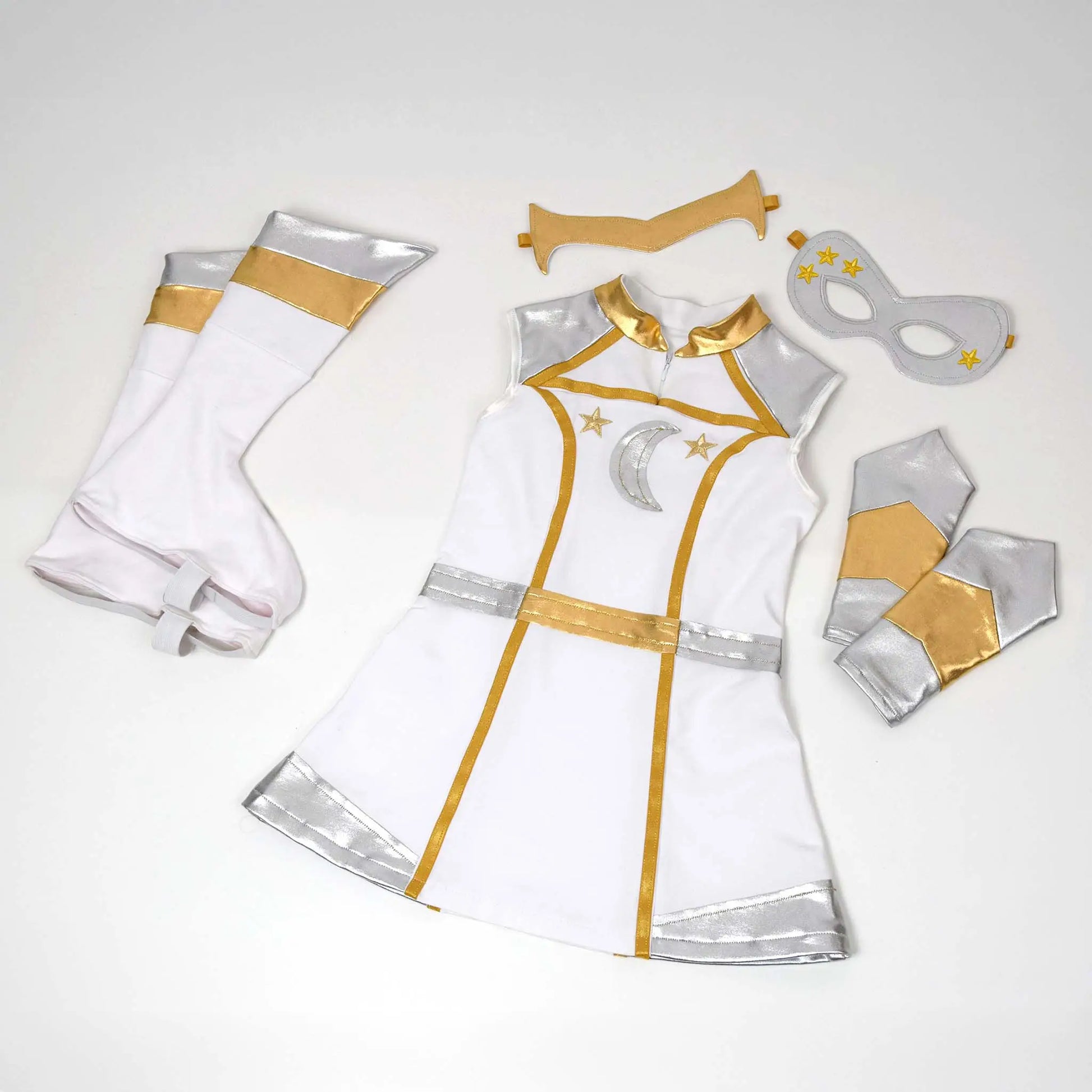 Vue à plat complète du costume de super-héros avec robe, bottes, masque, manchettes et couronne – patron de couture Kit Super Kid de Kandix