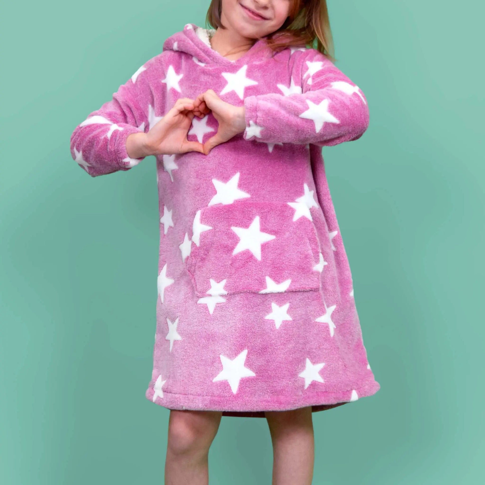 Sweat Casimir enfant porté avec tendresse, enfant formant un cœur avec les mains sur le devant - patron de couture Kandix