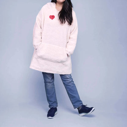 Femme en sweat à capuche blanc, debout jambes croisées et les mains dans la poche kangourou - patron de couture Casimir de Kandix