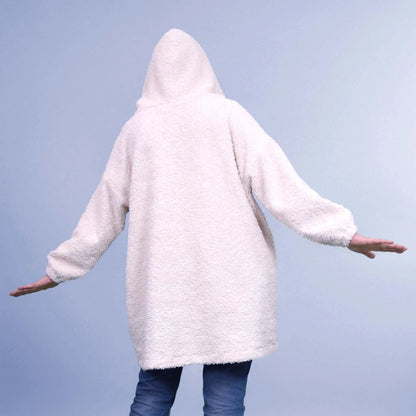 Vue de dos d'une femme en sweat à capuche, bras écartés et capuche relevée - patron de couture Casimir de Kandix