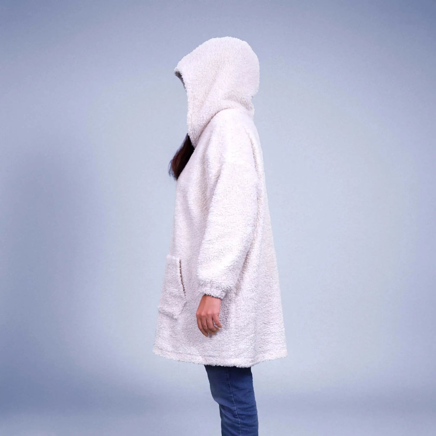 Vue de profil d'une femme portant un sweat blanc à capuche, main le long du corps - patron de couture Casimir de Kandix