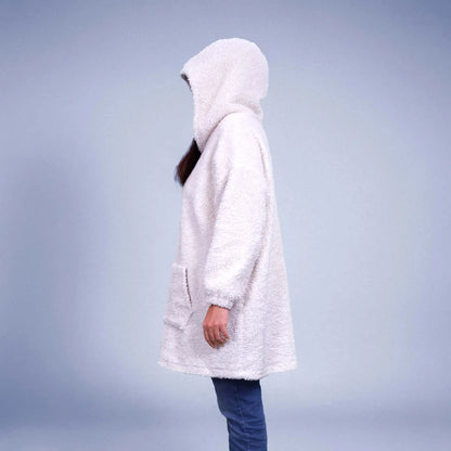 Vue de profil d'une femme portant un sweat blanc à capuche, main le long du corps - patron de couture Casimir de Kandix