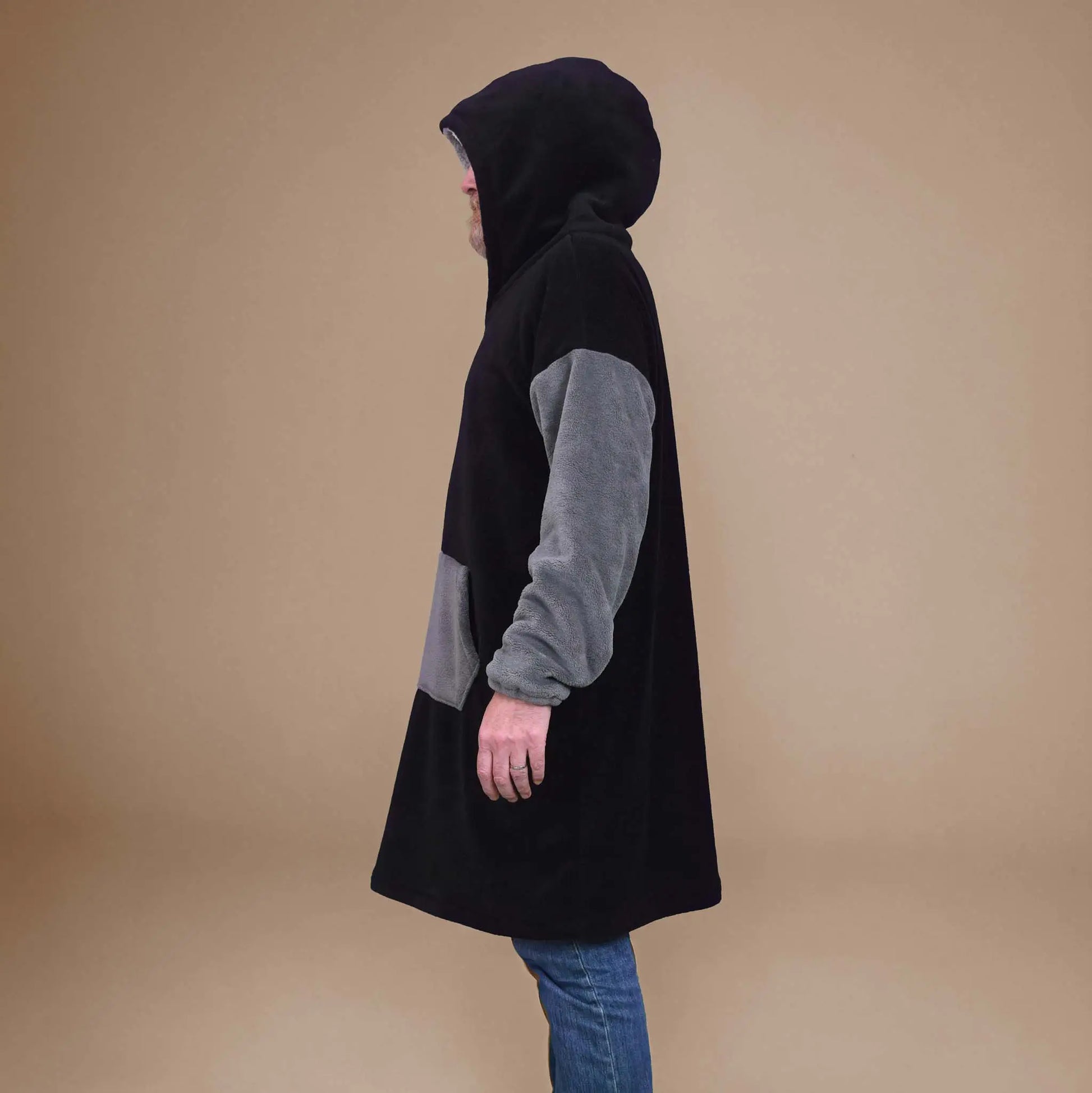 Homme vu de profil en sweat long à capuche noir et gris, capuche relevée - patron de couture Casimir de Kandix