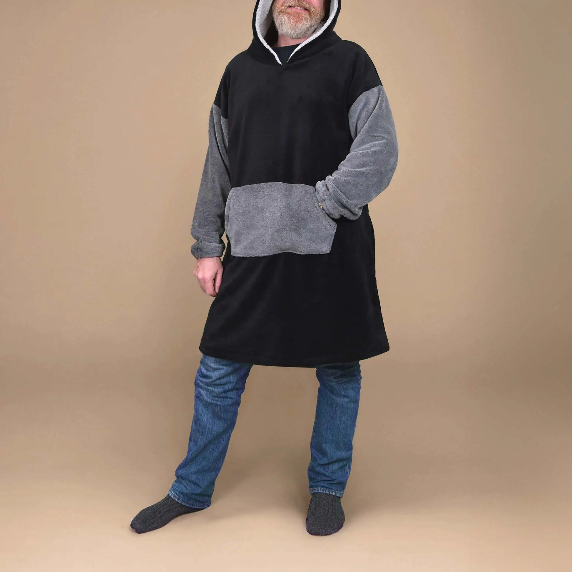 Homme debout en sweat Casimir noir et gris, main dans la grande poche centrale - patron de couture Casimir de Kandix