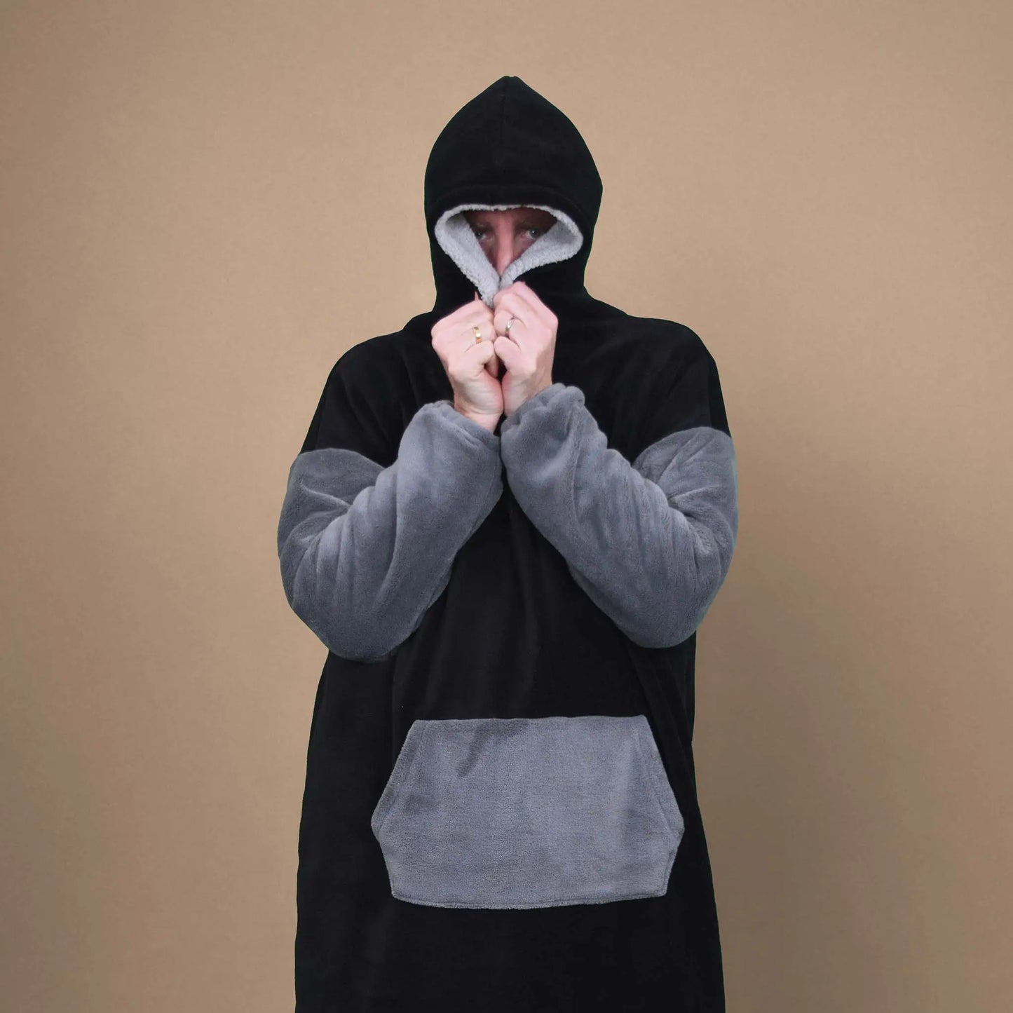 Homme tenant la capuche de son sweat Casimir jusqu’au visage, style cocooning - patron de couture Casimir de Kandix