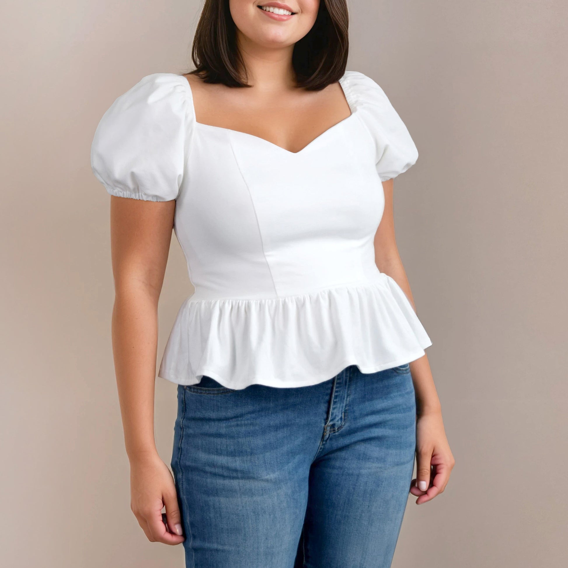 Top femme Yasmine, patron de couture femme, top à manches bouffantes en tissu uni, couleur blanc, vue de face – patron Kandix