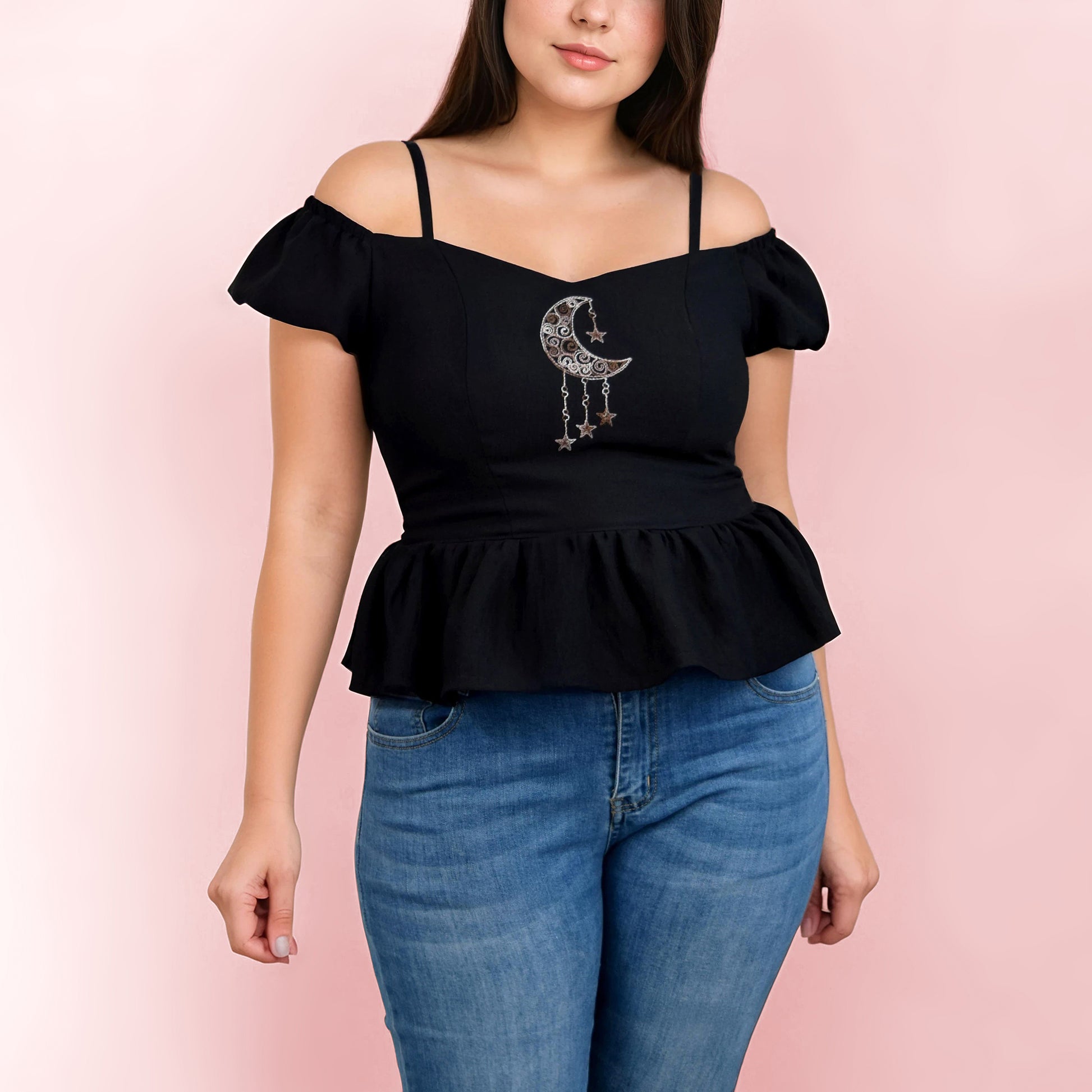 Top femme Yasmine, patron de couture femme, top style bustier avec volant et fines bretelles, couleur noir, vue de face – patron Kandix