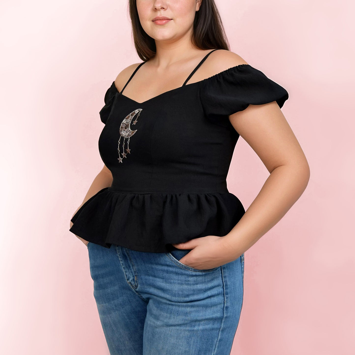 Top femme Yasmine, patron de couture femme, top style bustier avec volant et fines bretelles, couleur noir, vue de profil – patron Kandix