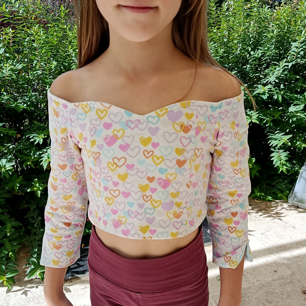 Top Yasmine enfant imprimé cœurs pastel avec manches longues, vue de face – patron Kandix