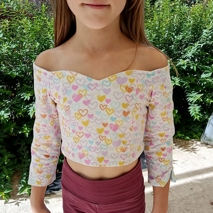 Top Yasmine enfant imprimé cœurs pastel avec manches longues, vue de face – patron Kandix