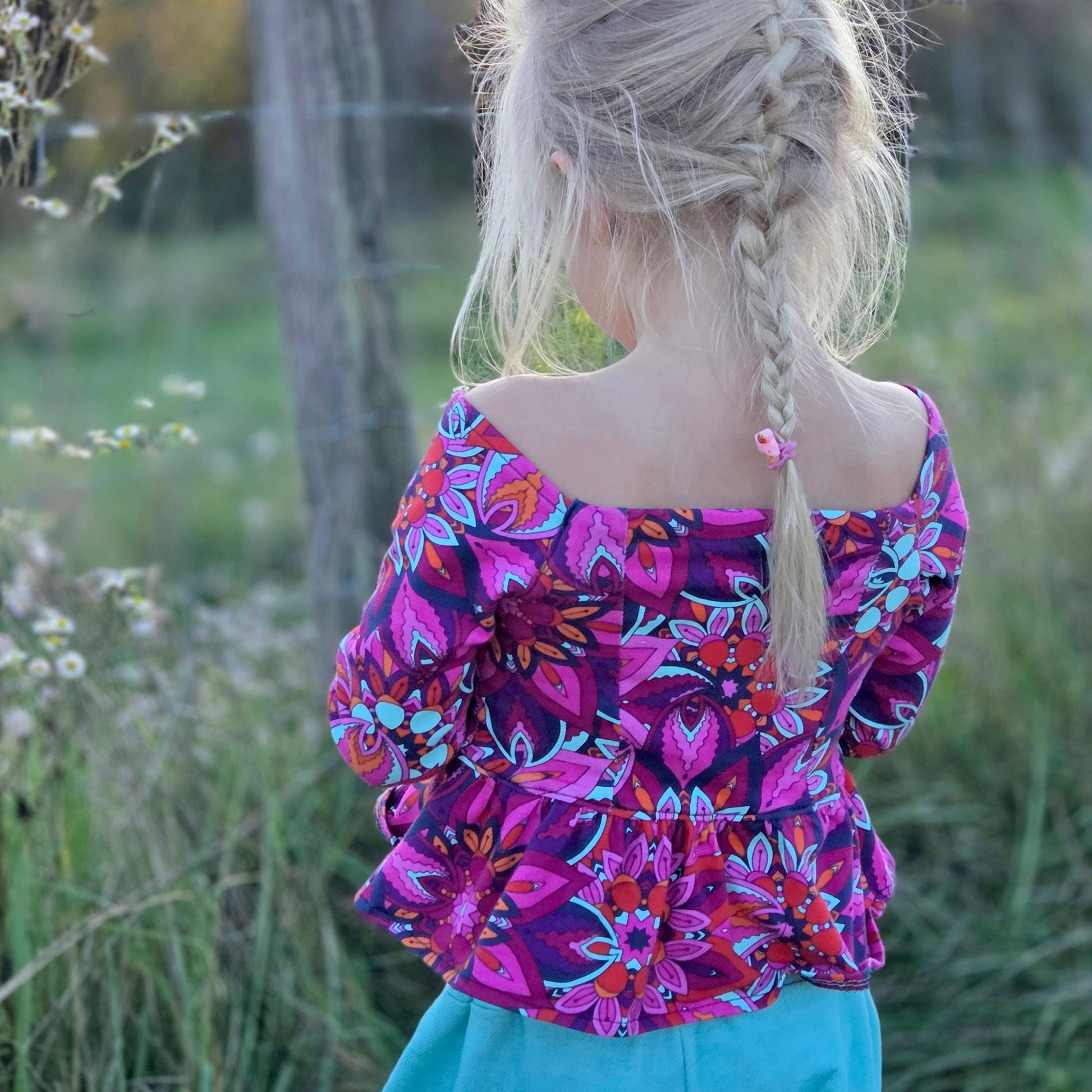 Top Yasmine enfant imprimé ethnique rose et violet avec bas froncé, vue de dos – patron Kandix