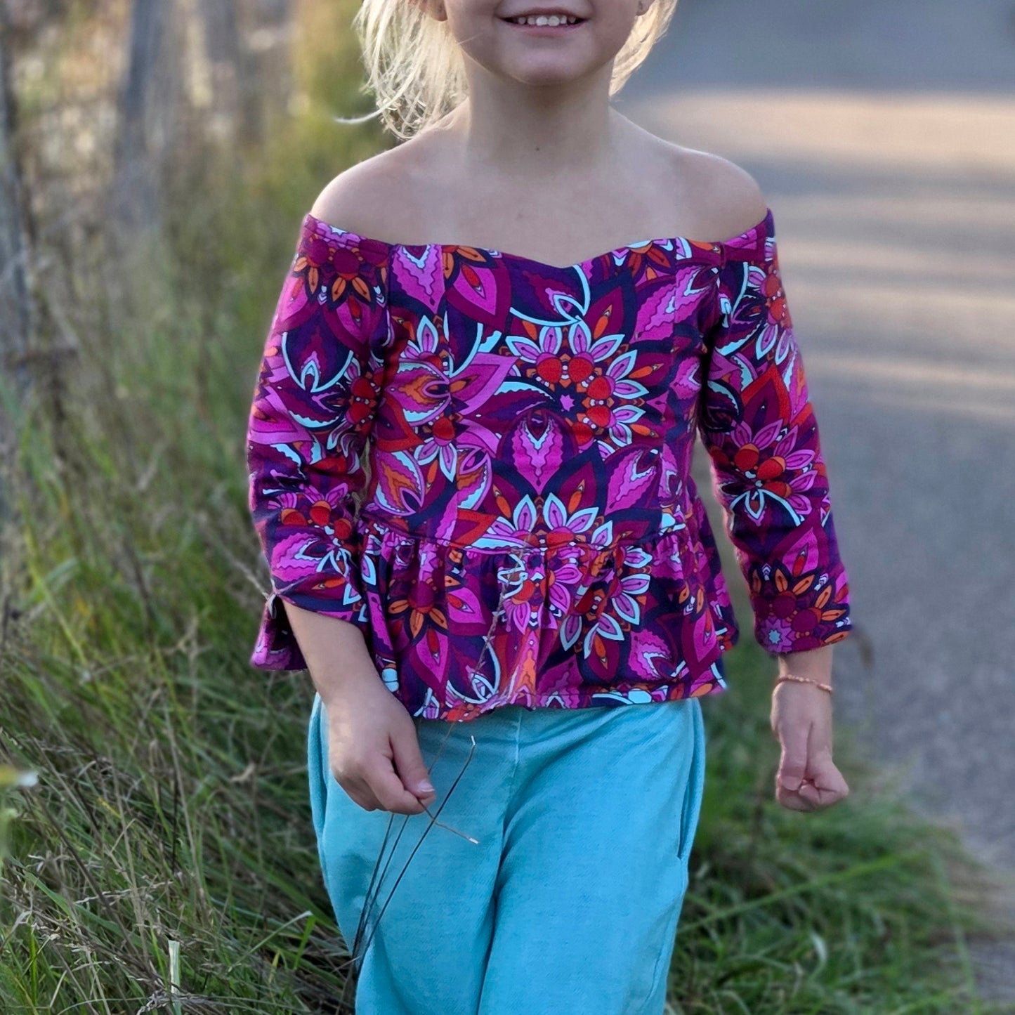 Top Yasmine enfant imprimé ethnique rose et violet avec manches longues, vue de face – patron Kandix