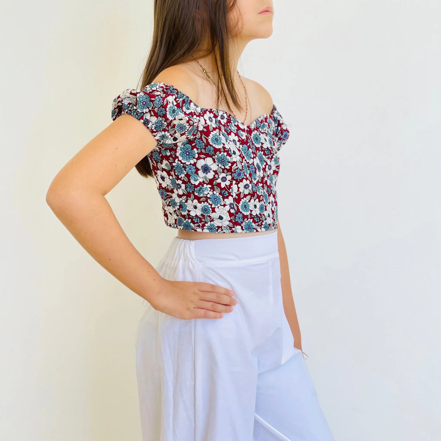 Top Yasmine enfant imprimé fleuri bordeaux et bleu, manches courtes froncées, vue de profil – patron Kandix