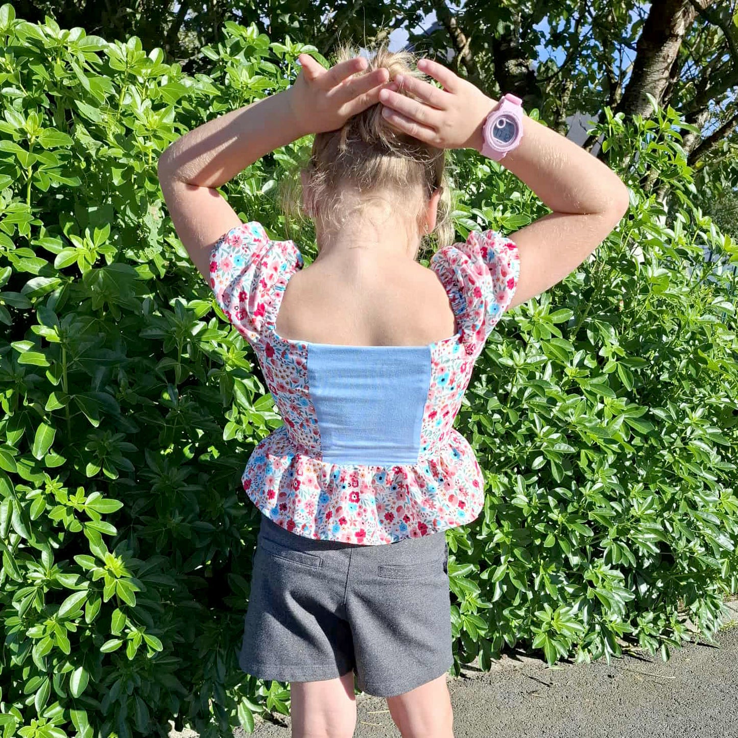 Top Yasmine enfant imprimé fleuri rose et bleu avec dos en jersey uni bleu clair, vue de dos – patron Kandix