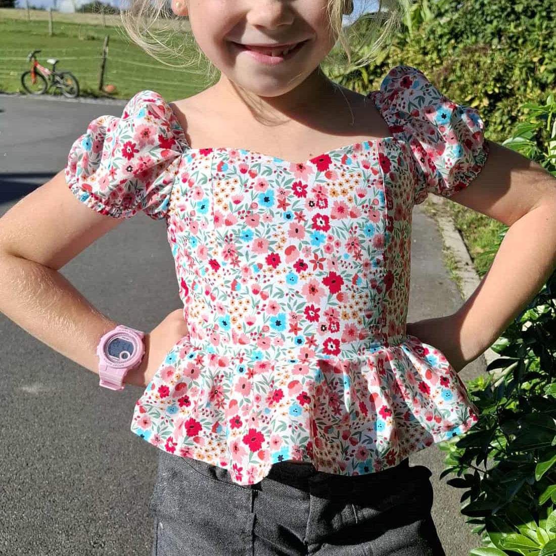 Top Yasmine enfant imprimé fleuri rose et bleu avec bas froncé, vue de face – patron Kandix