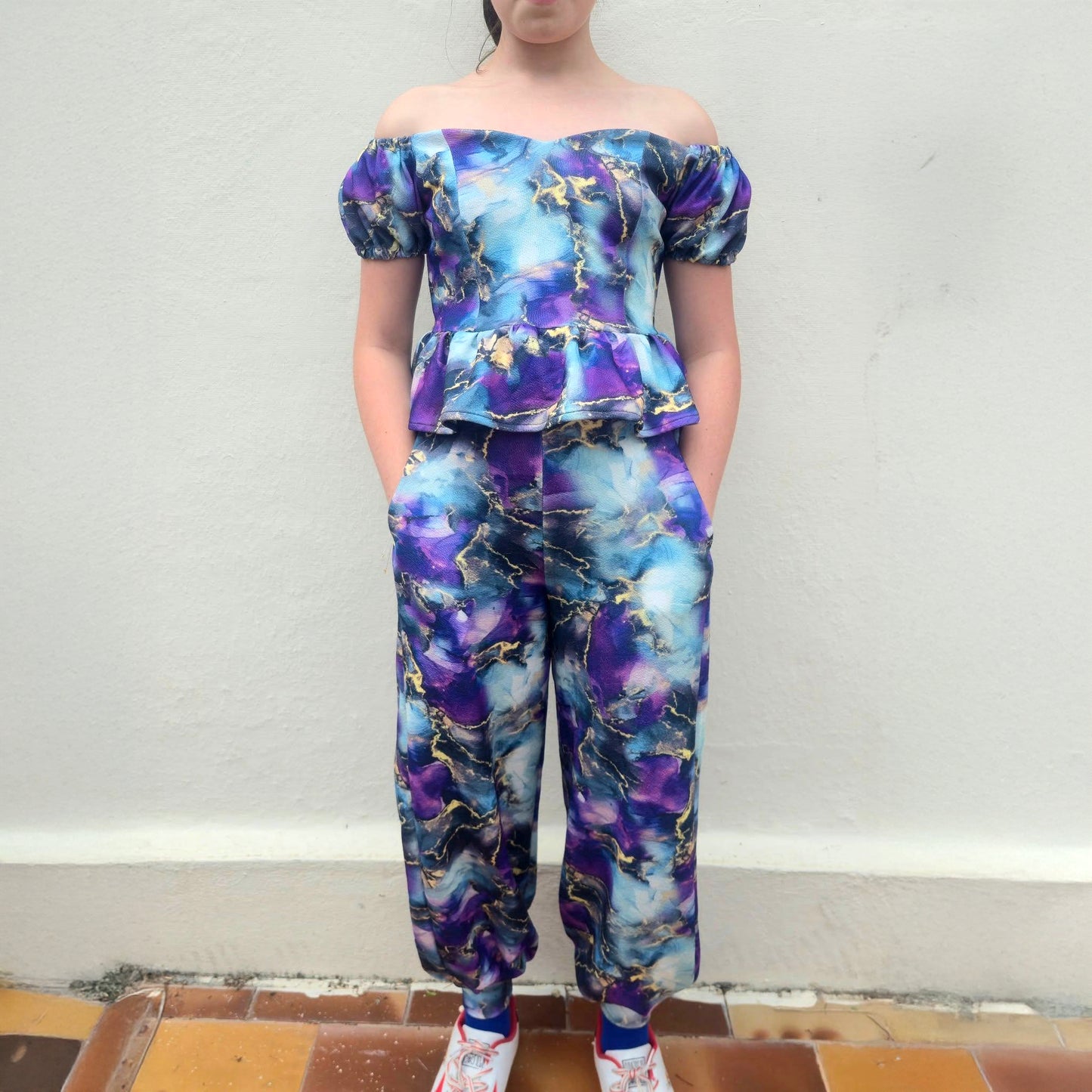Top Yasmine enfant imprimé marbré bleu et violet avec manches courtes bouffantes, porté avec pantalon assorti, vue de face – patron Kandix