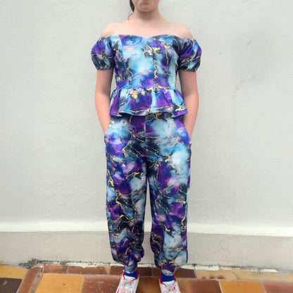 Top Yasmine enfant imprimé marbré bleu et violet avec manches courtes bouffantes, porté avec pantalon assorti, vue de face – patron Kandix