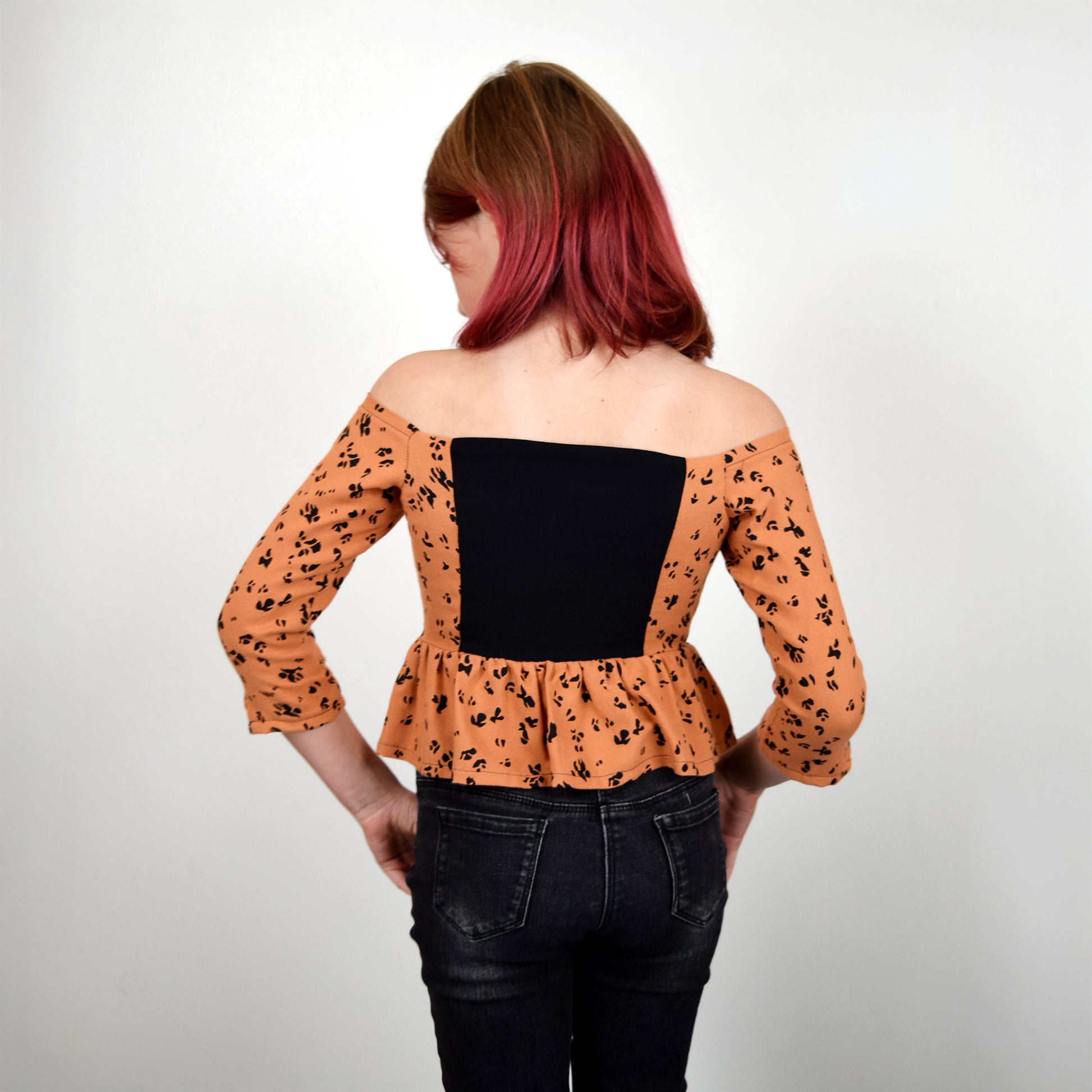 Dos du top Yasmine enfant ocre a motifs noirs avec panneau dos noir et manches longues – patron Kandix