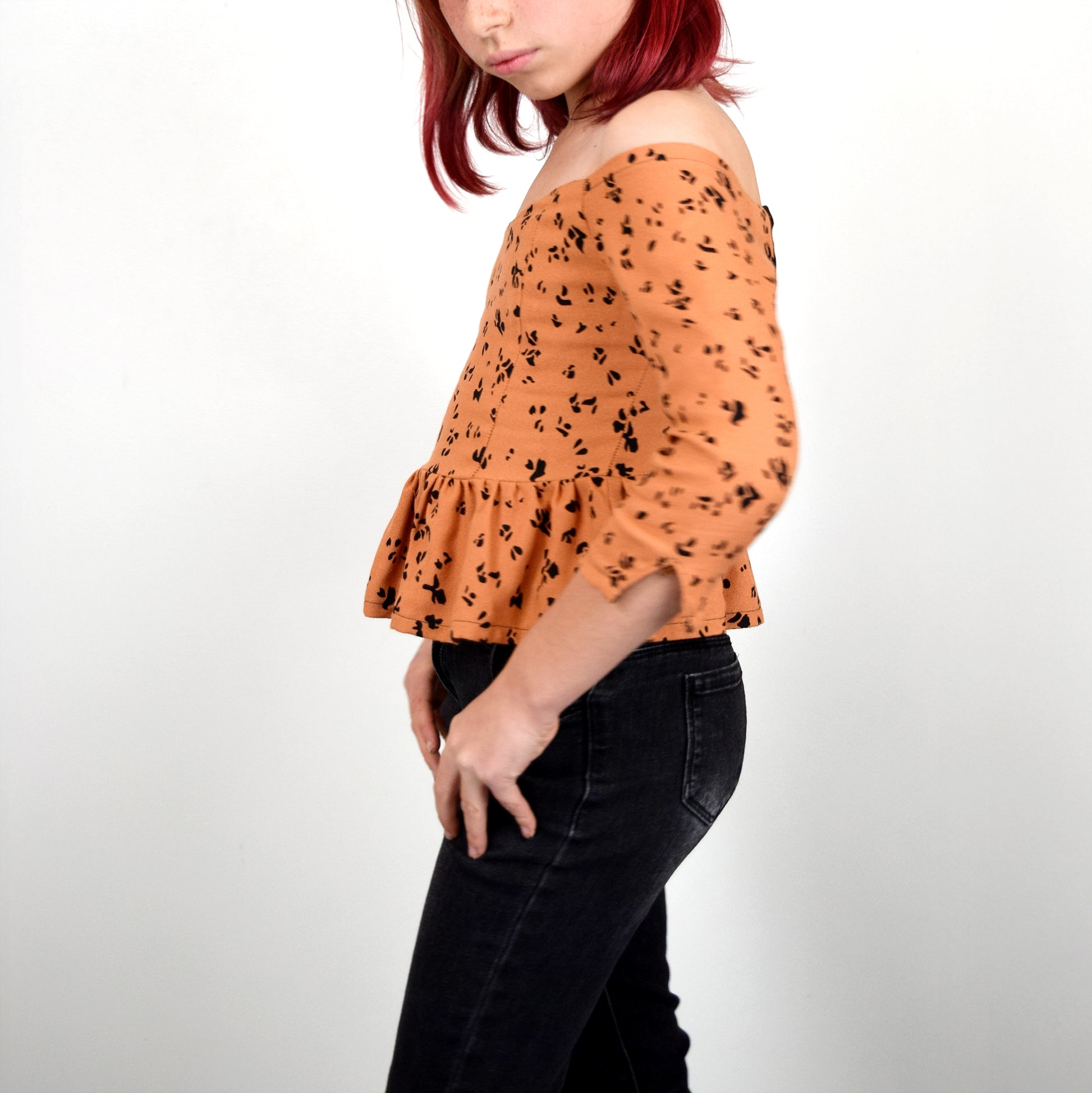 Top Yasmine enfant ocre a motifs noirs, vue de profil, manches longues et bas a volant – patron Kandix