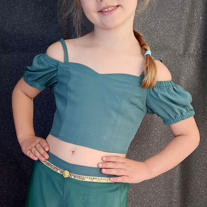 Top Yasmine enfant vert canard à épaules dénudées et manches bouffantes, vue de face – patron Kandix