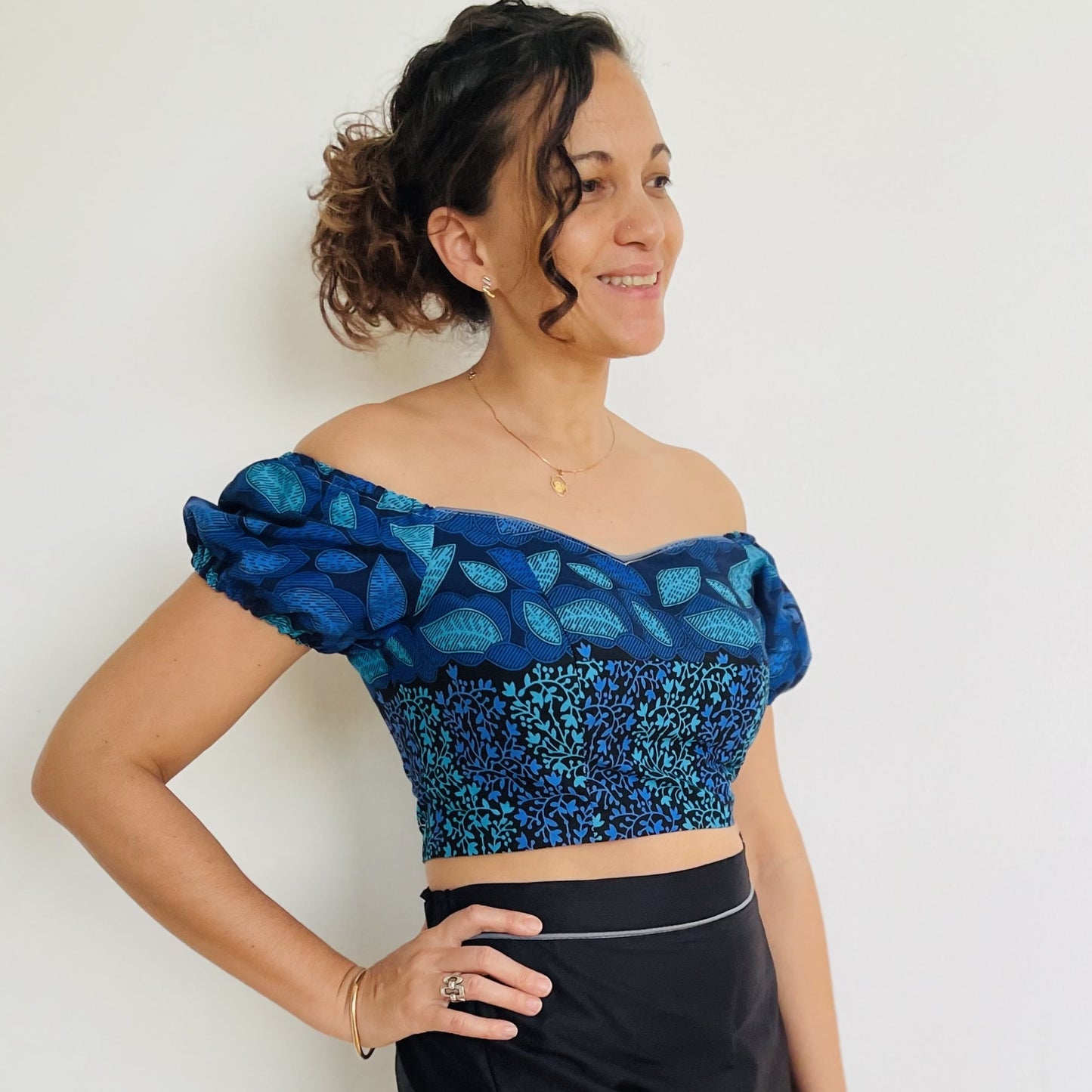 Top femme Yasmine, encolure épaules dénudées, tissu imprimé bleu à motifs feuillage, manches courtes froncées, vue de profil – patron Kandix